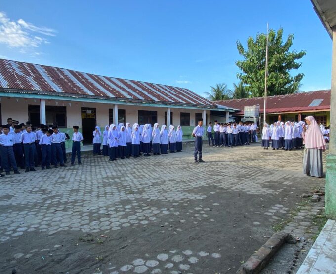 Khidmat dan Disiplin, MTs Amaliyah Tanjung Tiga Gelar Upacara Bendera Perdana Pasca-Masa Orientasi