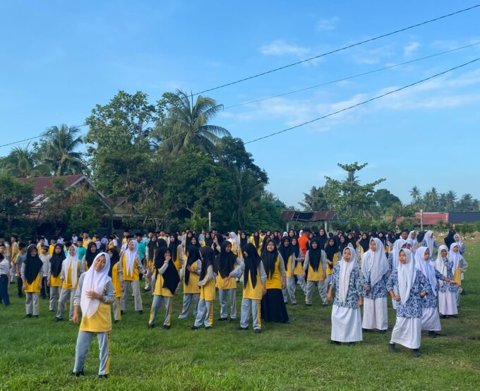 Antusias Siswa-Siswi MTs Amaliyah Tanjung Tiga dalam mengikuti Kegiatan Senam